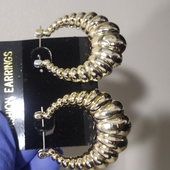 Women's Stunning Gold tone Hoop Design Drop Light Earrings,  1.5-inch drop - Picture 3 of 5